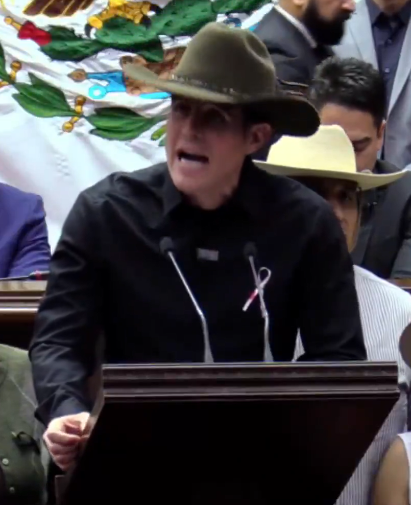 Imagen de Carlos Alejandro Tafolla, di:do independiente del Movimiento del Sombrero dice: No es normal que maten un doctor, un taxista, no es normal que maten a un periodista, no es normal que maten a un presidente municipal. A Carlos Manzo no lo asesinaron, ustedes dejaron que lo asesinaran. Nosotros seguiremos incomodando dice. 